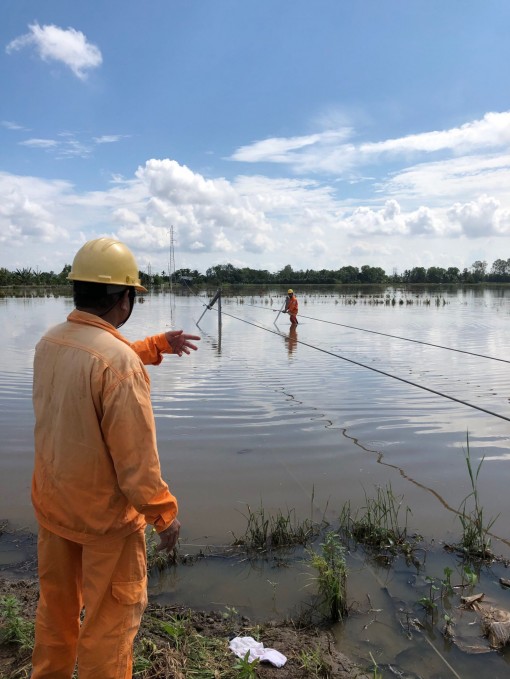 Tập trung khắc phục trụ điện 110kV bị gãy đổ ở địa bàn Ô Môn và Thới Lai