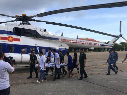 Điều trực thăng chuyển ngư dân bị nạn từ Trường Sa vào đất liền