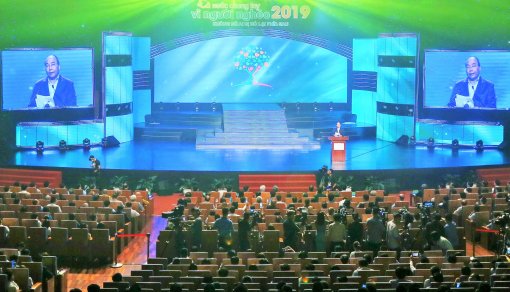 Thủ tướng Nguyễn Xuân Phúc: Mỗi tin nhắn, một tấm lòng