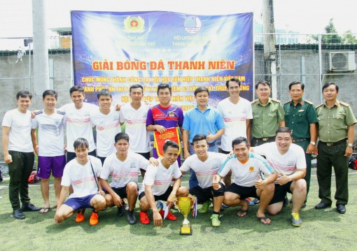 Đội bóng Liên quân cụm đoàn Xây dựng lực lượng - An ninh Nhân dân đoạt cúp vô địch