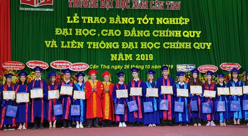 Trường Đại học Nam Cần Thơ trao bằng tốt nghiệp cho 860 tân khoa