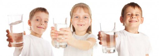 Bổ sung nước giúp trẻ em cải thiện sự linh hoạt