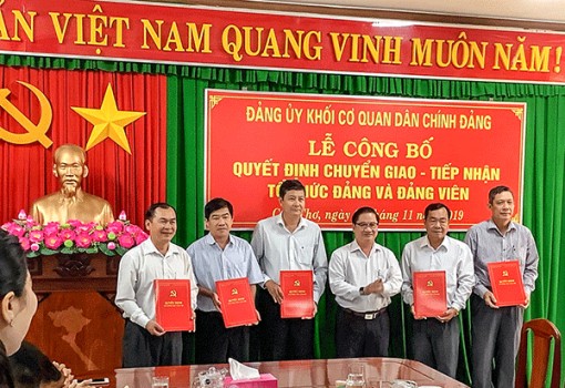 Chuyển giao 4 tổ chức đảng Chi cục Thuế các quận, huyện về Đảng ủy Khối Cơ quan Dân Chính Đảng TP Cần Thơ