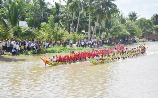 លោក​លី​ផន អ្នក​រក្សា​កីឡា​ប្រ​ណាំង​ទូក​-ងប្រ​ពៃ​ណី​