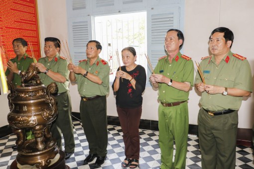 Dâng hương, kỷ niệm 74 năm ngày hy sinh của Anh hùng lực lượng vũ trang nhân dân Lê Bình