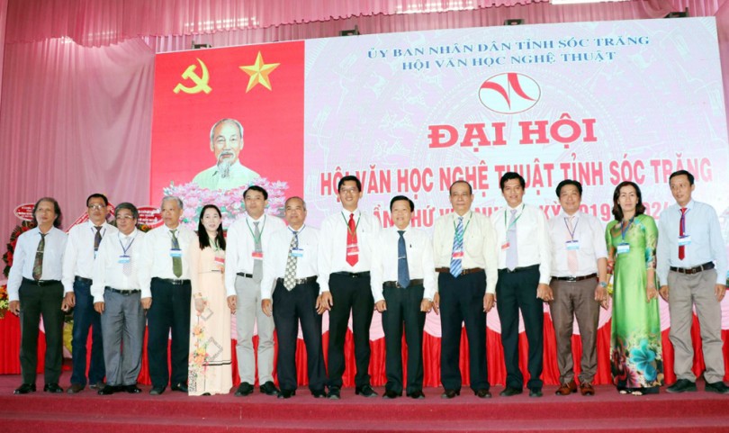 អភិ​វឌ្ឍ​អក្សរ​សិល្ប៍​សម​ស្រប​នឹង​តម្រូវ​ការ​ភារកិច្ច​ក្នុង​ស្ថាន​ភាព​ថ្មី​