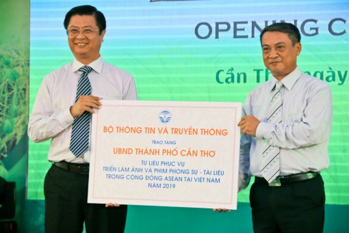 Đông đảo khán giả đến xem triển lãm ảnh và phim về cộng đồng ASEAN