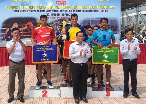 Đội bóng chuyền huyện Cờ Đỏ đoạt cúp vô địch năm thứ 3 liên tiếp