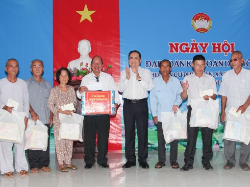 Đồng chí Trần Thanh Mẫn dự Ngày hội

Đại đoàn kết toàn dân tộc tại ấp Phú Xuân, xã Thạnh Hòa, huyện Phụng Hiệp