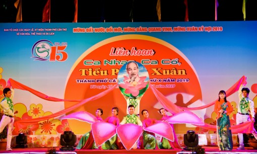 Bàn cách đưa tác phẩm văn học- nghệ thuật đến với công chúng