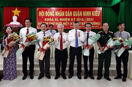 Họp bất thường thực hiện công tác nhân sự