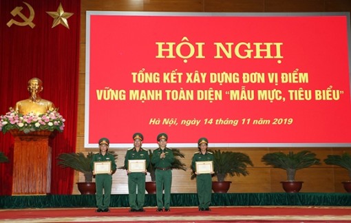 Đại tướng Ngô Xuân Lịch dự và chỉ đạo Hội nghị tổng kết xây dựng đơn vị điểm vững mạnh toàn diện