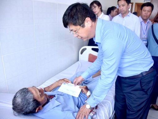 Thăm hỏi nạn nhân và gia đình có người thân tử vong do tai nạn giao thông