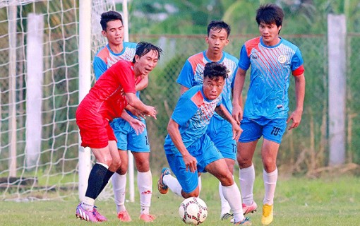 Đội bóng huyện Cờ Đỏ giành lại ngôi vô địch