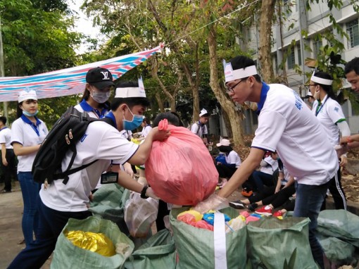 Để bạn trẻ “miễn dịch” với tin giả