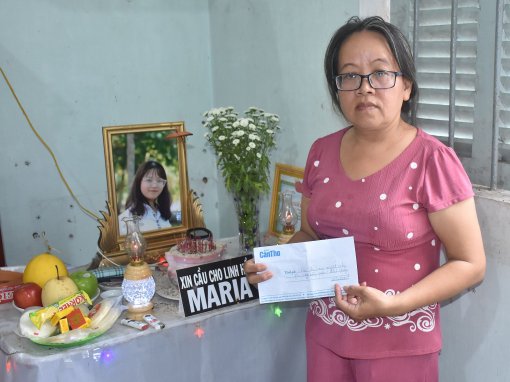 Trao tiền giúp gia đình Tuyết Nhi