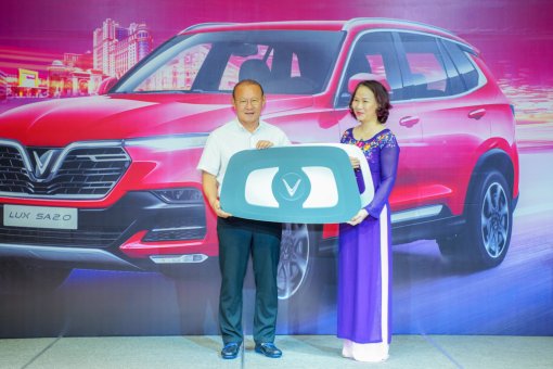 VinFast tặng xe Lux SA2.0 phiên bản cao cấp cho HLV Park Hang-seo