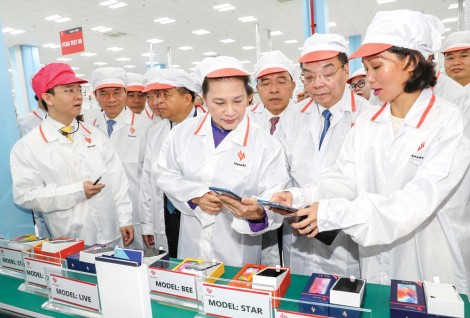 Chủ tịch Quốc hội Nguyễn Thị Kim Ngân 
thăm và làm việc tại Khu Công nghệ cao Hòa Lạc