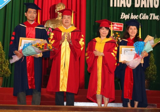 Trao bằng tiến sĩ, thạc sĩ