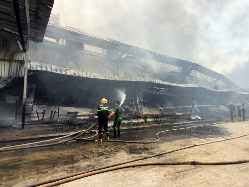 Nỗ lực dập tắt đám cháy lớn tại Công ty May Nhà Bè - Sóc Trăng