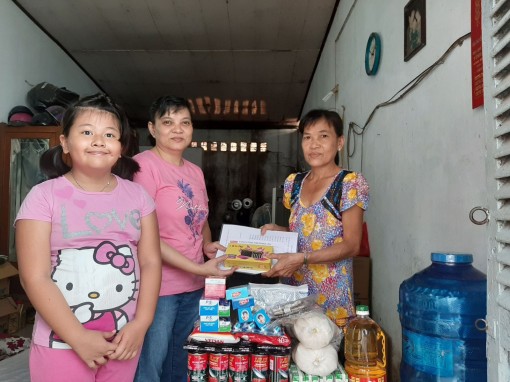 Nhóm từ thiện bạn bè Tuyết Lan thăm, tặng quà gia đình cô Xuân