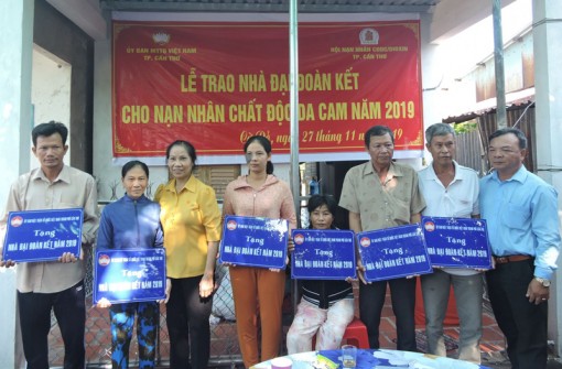 Bàn giao 6 nhà Đại đoàn kết 
cho nạn nhân chất độc da cam