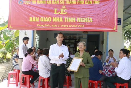 Cục Thi hành án Dân sự Cần Thơ trao nhà tình nghĩa cho gia đình chính sách