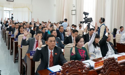 Nâng cao chất lượng tăng trưởng kinh tế, gắn với đẩy mạnh
chuyển dịch cơ cấu kinh tế theo đúng định hướng