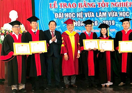 Trao bằng tốt nghiệp cho 81 tân cử nhân ngành Luật, Ngôn ngữ Anh