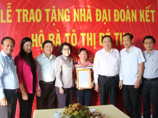 Trao tặng nhà đại đoàn kết cho hộ nghèo huyện Phong Điền