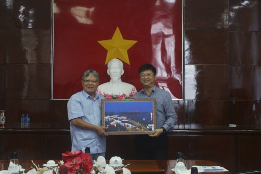 Lãnh đạo thành phố
tiếp Quỹ Hòa bình và Phát triển Việt Nam