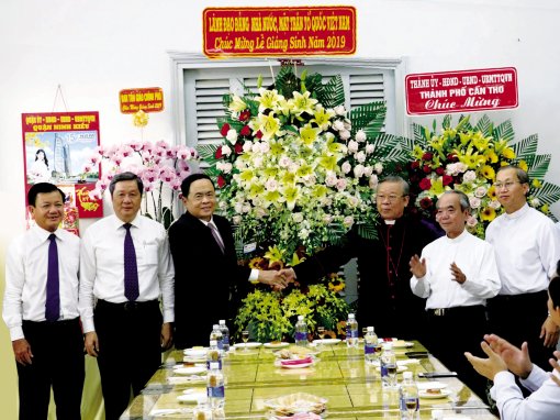 Đồng chí Trần Thanh Mẫn thăm,
chúc mừng Giáng sinh tại Tòa Giám mục Cần Thơ