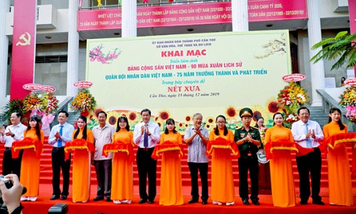 Khai mạc Triển lãm ảnh “Đảng Cộng sản Việt Nam - 90 mùa Xuân lịch sử”