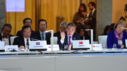 Trung Quốc "ve vãn" châu Âu