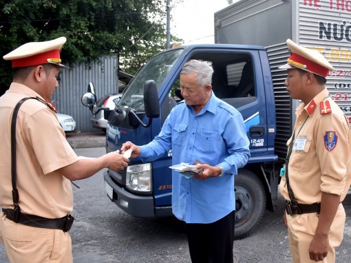 Thực hiện cao điểm đảm bảo trật tự an toàn giao thông
và trật tự xã hội