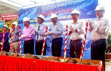 Khởi công xây dựng gói thầu kè sông Cần Thơ đoạn từ Nhà khách số 2 đến Vincom Xuân Khánh