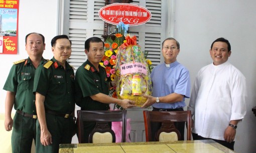 Bộ Chỉ huy Quân sự thành phố chúc mừng Giáng sinh