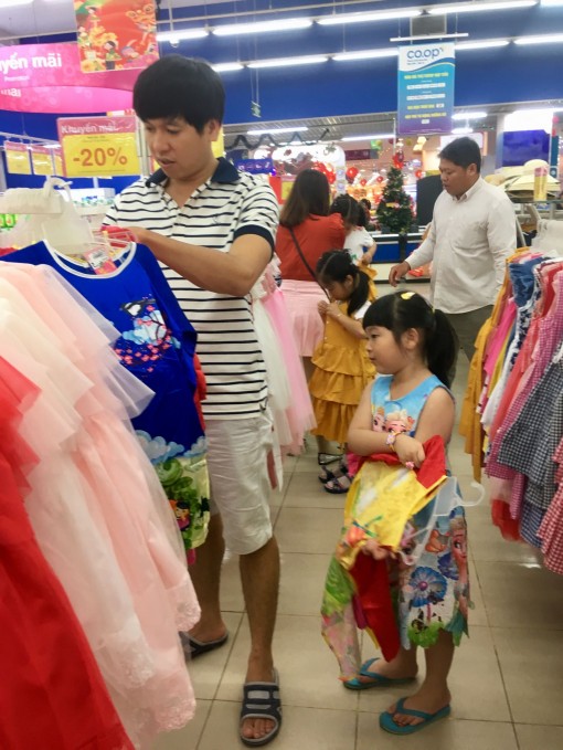 Sắm đồ đẹp cho bé yêu du xuân