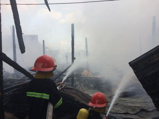 Cháy nhà làm lộ Vòng Cung ách tắc giao thông gần 1 giờ đồng hồ