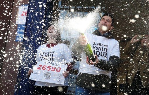 Dân Tây Ban Nha ăn mừng trúng số hàng tỉ euro