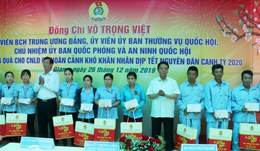 Đoàn công tác của Trung ương tặng quà tết cho công nhân, người lao động có hoàn cảnh khó khăn tại An Giang