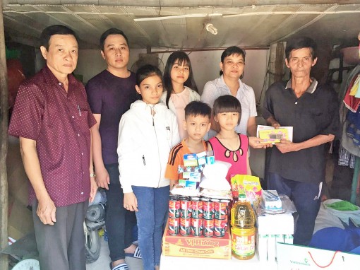 Nhóm từ thiện bạn bè Tuyết Lan tặng quà gia đình chú Trần Văn Sỹ