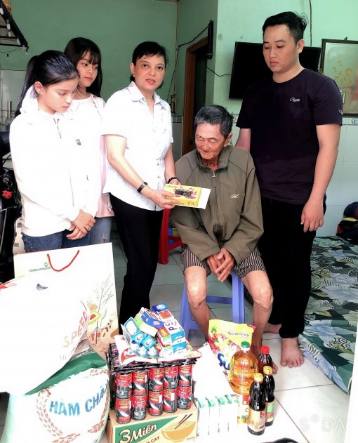 Tặng quà cụ Huỳnh Tấn bị tai nạn giao thông