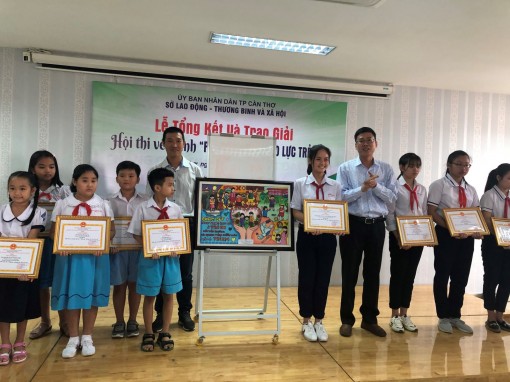 Trao giải Hội thi vẽ tranh về phòng, chống bạo lực trẻ em