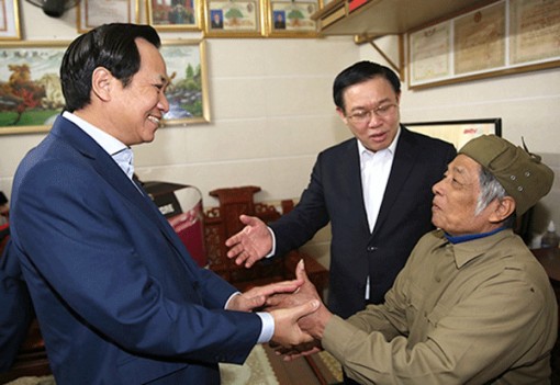 Phó Thủ tướng dâng hương tưởng niệm Hồ Chủ tịch, thăm người có công Nghệ An