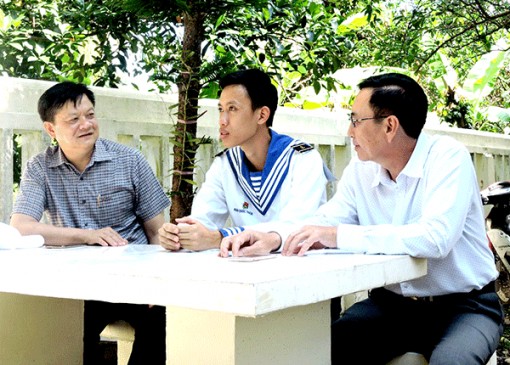 Đoàn công tác cùng cán bộ chiến sĩ Vùng 5 Hải quân đón giao thừa trên biển