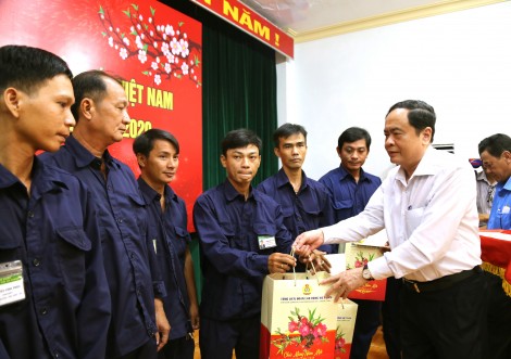 Chủ tịch Ủy ban Trung ương MTTQ Việt Nam trao quà Tết công nhân lao động và người nghèo tại An Giang