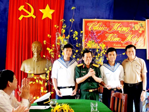 Hơn 1,7 tỉ đồng trao tặng cho cán bộ, chiến sĩ
và nhân dân biển đảo Tây Nam
