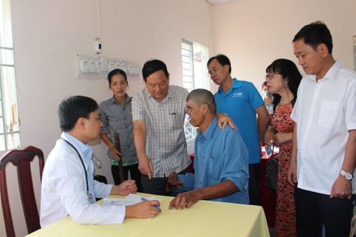 Khám, chữa bệnh miễn phí bằng thiết bị y tế hiện đại
cho 500 bà con huyện Phong Điền
