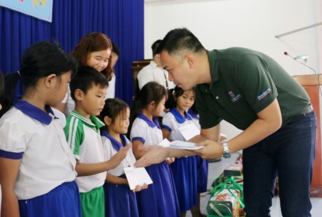 Quỹ học bổng Vừ A Dính mang Tết đến với học sinh nghèo tỉnh An Giang
